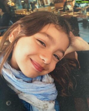 Ertuğrul Postoğlu Instagram - Benim güzel kızım canım kızım Zeynep’im 14 olmuş bugün.Yazacak çok şey var ama hepsi yüreğimde... Bahtın,şansın açık ve bol olsun kızım.🤍🤍🤍🧿