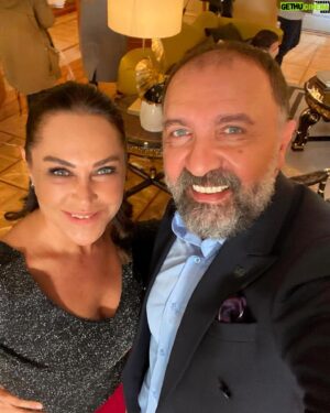 Ertuğrul Postoğlu Instagram - Harika bir 5. Bölümün ardından çalışmaya devam... @hulyavsr @omuratay @zelihaorman @masumiyetfox @goldfilmyapim @foxturkiye
