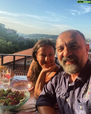 Ertuğrul Postoğlu Instagram - Akşam yemeğini Balkonda yiyelim dedik..