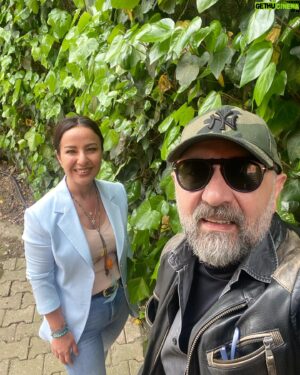 Ertuğrul Postoğlu Instagram - Umutlarımızın yeniden yeşerdiği, şeker gibi bayram diliyoruz.İyi bayramlar.