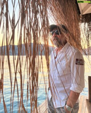 Ertuğrul Postoğlu Instagram - Geçip giden hıhı zamanları hıhı bir yerlerde bulsam…