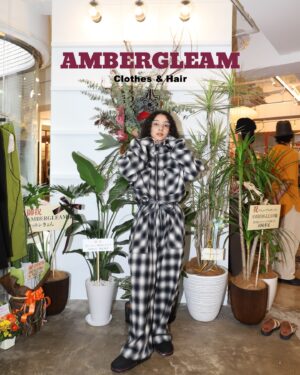 Eru Aoba Instagram - @ambergleam_official @ambergleam_yoga が美容室を併設してリニューアルオープン🎊

セレクトショップの奥に進むと美容室。
こういう併設系のショップって結局ちょっと
入りづらいみたいな感覚を得るのだけれど、
ここは全然、そんなことなかった。

美容師兼デザイナーの夫さん、同じくデザイナーの妻さん、
まるでふたりの秘密基地に招待してもらったみたい。

美容室が同じ空間にあるのに
良い意味で距離感がしっかり保たれていて、不思議。

すごく近いのに、静かに漂っていられる。
海に浮いている時の海とわたしの距離みたい。

P @micchi_822
