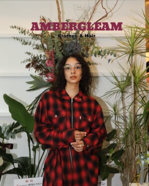 Eru Aoba Instagram - @ambergleam_official @ambergleam_yoga が美容室を併設してリニューアルオープン🎊

セレクトショップの奥に進むと美容室。
こういう併設系のショップって結局ちょっと
入りづらいみたいな感覚を得るのだけれど、
ここは全然、そんなことなかった。

美容師兼デザイナーの夫さん、同じくデザイナーの妻さん、
まるでふたりの秘密基地に招待してもらったみたい。

美容室が同じ空間にあるのに
良い意味で距離感がしっかり保たれていて、不思議。

すごく近いのに、静かに漂っていられる。
海に浮いている時の海とわたしの距離みたい。

P @micchi_822