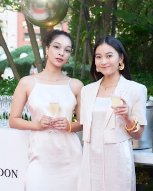 Eru Aoba Instagram - モエ・エ・シャンドンとともに楽しむ、
南仏リゾート発祥の“オールホワイト”がドレスコードのサマーイベント
「Soirée Blanche ～ソワレ ブランシュ～」に出席してきました。

 下記で一般開催もされる本イベントでは、
モエ・エ・シャンドンを代表するブリュット(辛口)シャンパンであるモエ アンペリアルがフリーフロー(飲み放題)で、
乾杯には氷と一緒に楽しむアイスアンペリアルを堪能できます。

2024年7月13日（土）/ 27日（土）
2024年8月10日（土）/ 24日（土）
2024年9月7日（土）
 
レギュラープラン 18:00 ~ 21:30
スタンディングプラン 19:00 ~ 21:30
※ラストオーダー 21:00
■ 会場
グランド ハイアット 東京 2F　フレンチ キッチン（東京都港区六本木6-10-3）

氷を浮かべて初めて完成するアイスアンペリアルは、
マンゴーやグアバなど力強いトロピカルフルーツの香りと、ふくよかなネクタリンやラズベリー、そしてほのかな生姜の風味を感じることができ、凝縮された果実のフレッシュさはこの蒸し暑さを少しだけ忘れさせてくれます。🍹

ドレスコードに合わせて考えるファッションはうきうきするし、
シャンパンに合わせて食べるフレンチもるんるんするし、
心もお腹も存分に満たされたスペシャルナイト🕺✨✨

w/ @_miki___k 

自然に身を任せた山登りも楽しいし、
少し背伸びしたディナーも楽しいし、
わたしたちは楽しむ天才👭✨✨

#ソワレブランシュ #SoireeBlanche #moetchandon
#モエシャンドン #DrinkResponsibly #AD