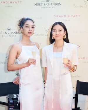 Eru Aoba Instagram - モエ・エ・シャンドンとともに楽しむ、
南仏リゾート発祥の“オールホワイト”がドレスコードのサマーイベント
「Soirée Blanche ～ソワレ ブランシュ～」に出席してきました。

 下記で一般開催もされる本イベントでは、
モエ・エ・シャンドンを代表するブリュット(辛口)シャンパンであるモエ アンペリアルがフリーフロー(飲み放題)で、
乾杯には氷と一緒に楽しむアイスアンペリアルを堪能できます。

2024年7月13日（土）/ 27日（土）
2024年8月10日（土）/ 24日（土）
2024年9月7日（土）
 
レギュラープラン 18:00 ~ 21:30
スタンディングプラン 19:00 ~ 21:30
※ラストオーダー 21:00
■ 会場
グランド ハイアット 東京 2F　フレンチ キッチン（東京都港区六本木6-10-3）

氷を浮かべて初めて完成するアイスアンペリアルは、
マンゴーやグアバなど力強いトロピカルフルーツの香りと、ふくよかなネクタリンやラズベリー、そしてほのかな生姜の風味を感じることができ、凝縮された果実のフレッシュさはこの蒸し暑さを少しだけ忘れさせてくれます。🍹

ドレスコードに合わせて考えるファッションはうきうきするし、
シャンパンに合わせて食べるフレンチもるんるんするし、
心もお腹も存分に満たされたスペシャルナイト🕺✨✨

w/ @_miki___k 

自然に身を任せた山登りも楽しいし、
少し背伸びしたディナーも楽しいし、
わたしたちは楽しむ天才👭✨✨

#ソワレブランシュ #SoireeBlanche #moetchandon
#モエシャンドン #DrinkResponsibly #AD