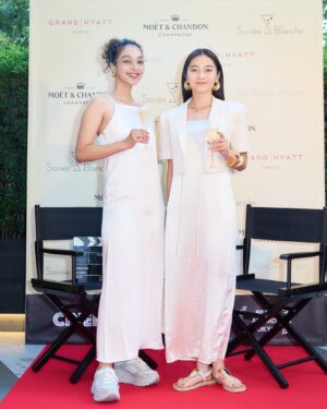 Eru Aoba Instagram - モエ・エ・シャンドンとともに楽しむ、
南仏リゾート発祥の“オールホワイト”がドレスコードのサマーイベント
「Soirée Blanche ～ソワレ ブランシュ～」に出席してきました。

 下記で一般開催もされる本イベントでは、
モエ・エ・シャンドンを代表するブリュット(辛口)シャンパンであるモエ アンペリアルがフリーフロー(飲み放題)で、
乾杯には氷と一緒に楽しむアイスアンペリアルを堪能できます。

2024年7月13日（土）/ 27日（土）
2024年8月10日（土）/ 24日（土）
2024年9月7日（土）
 
レギュラープラン 18:00 ~ 21:30
スタンディングプラン 19:00 ~ 21:30
※ラストオーダー 21:00
■ 会場
グランド ハイアット 東京 2F　フレンチ キッチン（東京都港区六本木6-10-3）

氷を浮かべて初めて完成するアイスアンペリアルは、
マンゴーやグアバなど力強いトロピカルフルーツの香りと、ふくよかなネクタリンやラズベリー、そしてほのかな生姜の風味を感じることができ、凝縮された果実のフレッシュさはこの蒸し暑さを少しだけ忘れさせてくれます。🍹

ドレスコードに合わせて考えるファッションはうきうきするし、
シャンパンに合わせて食べるフレンチもるんるんするし、
心もお腹も存分に満たされたスペシャルナイト🕺✨✨

w/ @_miki___k 

自然に身を任せた山登りも楽しいし、
少し背伸びしたディナーも楽しいし、
わたしたちは楽しむ天才👭✨✨

#ソワレブランシュ #SoireeBlanche #moetchandon
#モエシャンドン #DrinkResponsibly #AD