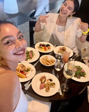Eru Aoba Instagram - モエ・エ・シャンドンとともに楽しむ、
南仏リゾート発祥の“オールホワイト”がドレスコードのサマーイベント
「Soirée Blanche ～ソワレ ブランシュ～」に出席してきました。

 下記で一般開催もされる本イベントでは、
モエ・エ・シャンドンを代表するブリュット(辛口)シャンパンであるモエ アンペリアルがフリーフロー(飲み放題)で、
乾杯には氷と一緒に楽しむアイスアンペリアルを堪能できます。

2024年7月13日（土）/ 27日（土）
2024年8月10日（土）/ 24日（土）
2024年9月7日（土）
 
レギュラープラン 18:00 ~ 21:30
スタンディングプラン 19:00 ~ 21:30
※ラストオーダー 21:00
■ 会場
グランド ハイアット 東京 2F　フレンチ キッチン（東京都港区六本木6-10-3）

氷を浮かべて初めて完成するアイスアンペリアルは、
マンゴーやグアバなど力強いトロピカルフルーツの香りと、ふくよかなネクタリンやラズベリー、そしてほのかな生姜の風味を感じることができ、凝縮された果実のフレッシュさはこの蒸し暑さを少しだけ忘れさせてくれます。🍹

ドレスコードに合わせて考えるファッションはうきうきするし、
シャンパンに合わせて食べるフレンチもるんるんするし、
心もお腹も存分に満たされたスペシャルナイト🕺✨✨

w/ @_miki___k 

自然に身を任せた山登りも楽しいし、
少し背伸びしたディナーも楽しいし、
わたしたちは楽しむ天才👭✨✨

#ソワレブランシュ #SoireeBlanche #moetchandon
#モエシャンドン #DrinkResponsibly #AD