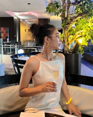 Eru Aoba Instagram - モエ・エ・シャンドンとともに楽しむ、
南仏リゾート発祥の“オールホワイト”がドレスコードのサマーイベント
「Soirée Blanche ～ソワレ ブランシュ～」に出席してきました。

 下記で一般開催もされる本イベントでは、
モエ・エ・シャンドンを代表するブリュット(辛口)シャンパンであるモエ アンペリアルがフリーフロー(飲み放題)で、
乾杯には氷と一緒に楽しむアイスアンペリアルを堪能できます。

2024年7月13日（土）/ 27日（土）
2024年8月10日（土）/ 24日（土）
2024年9月7日（土）
 
レギュラープラン 18:00 ~ 21:30
スタンディングプラン 19:00 ~ 21:30
※ラストオーダー 21:00
■ 会場
グランド ハイアット 東京 2F　フレンチ キッチン（東京都港区六本木6-10-3）

氷を浮かべて初めて完成するアイスアンペリアルは、
マンゴーやグアバなど力強いトロピカルフルーツの香りと、ふくよかなネクタリンやラズベリー、そしてほのかな生姜の風味を感じることができ、凝縮された果実のフレッシュさはこの蒸し暑さを少しだけ忘れさせてくれます。🍹

ドレスコードに合わせて考えるファッションはうきうきするし、
シャンパンに合わせて食べるフレンチもるんるんするし、
心もお腹も存分に満たされたスペシャルナイト🕺✨✨

w/ @_miki___k 

自然に身を任せた山登りも楽しいし、
少し背伸びしたディナーも楽しいし、
わたしたちは楽しむ天才👭✨✨

#ソワレブランシュ #SoireeBlanche #moetchandon
#モエシャンドン #DrinkResponsibly #AD