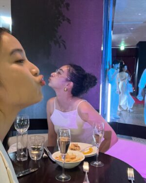 Eru Aoba Instagram - モエ・エ・シャンドンとともに楽しむ、
南仏リゾート発祥の“オールホワイト”がドレスコードのサマーイベント
「Soirée Blanche ～ソワレ ブランシュ～」に出席してきました。

 下記で一般開催もされる本イベントでは、
モエ・エ・シャンドンを代表するブリュット(辛口)シャンパンであるモエ アンペリアルがフリーフロー(飲み放題)で、
乾杯には氷と一緒に楽しむアイスアンペリアルを堪能できます。

2024年7月13日（土）/ 27日（土）
2024年8月10日（土）/ 24日（土）
2024年9月7日（土）
 
レギュラープラン 18:00 ~ 21:30
スタンディングプラン 19:00 ~ 21:30
※ラストオーダー 21:00
■ 会場
グランド ハイアット 東京 2F　フレンチ キッチン（東京都港区六本木6-10-3）

氷を浮かべて初めて完成するアイスアンペリアルは、
マンゴーやグアバなど力強いトロピカルフルーツの香りと、ふくよかなネクタリンやラズベリー、そしてほのかな生姜の風味を感じることができ、凝縮された果実のフレッシュさはこの蒸し暑さを少しだけ忘れさせてくれます。🍹

ドレスコードに合わせて考えるファッションはうきうきするし、
シャンパンに合わせて食べるフレンチもるんるんするし、
心もお腹も存分に満たされたスペシャルナイト🕺✨✨

w/ @_miki___k 

自然に身を任せた山登りも楽しいし、
少し背伸びしたディナーも楽しいし、
わたしたちは楽しむ天才👭✨✨

#ソワレブランシュ #SoireeBlanche #moetchandon
#モエシャンドン #DrinkResponsibly #AD