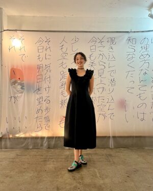Eru Aoba Instagram - 7日間、延べ400人強のご来場、誠に有難うございました。

そしてそして、詩集が完売しました。🥲✨✨
本当に嬉しい。どうしようもなく嬉しいです。

今回の展示に合わせて製作した「日ビのす き　ま」は
わたしの根っこのようなものでタイトルの通り
日々の隙間で書き溜めた詩になる前の言葉をそのまま
集約したものでお守りのような気持ちで作りました。

最後には朗読が聴ける限定QRコードも。😘

いろんな詩人がいる中で、
わたしは自分の為に詩を書いています。
忘れたくない感情を書き留める、メモのようなものです。

わたしにとって展示を行うことは感情の吐露です。

普段当たり前に使っている言葉の持つエネルギーに
ざぶんっと潜り込みたい気持ちでやっています。

熱すぎて浸かれない展示や深すぎて息がしづらい展示、
今後行う中で色んなものに出逢えると思うとワクドキ〜！！

詩に興味のなかった友人たちからもらった感想や
言葉を仕事にしている友人や初めましての方からの感想が
特に今回わたしが展示をした上で嬉しくて嬉しくて
ああ〜〜これだから言葉は面白いなーーーとなりました。
ありがとありがと。さんきゅーさんきゅー。

無事に完走できてホッとしたのも束の間、
次の8月末から始まる展示に向けて切り替えねば〜ー！
ちょっと語彙力カスになってるので
書きたい感想が1%しか書けてませんがokok

やま！いぶ！ありがとう！一緒にできてハッピーい！
笹嶋さん、そして、ななこ！
たくさん助けてくれて、ありがとう！

あ〜！ありがとありがと！感謝感謝！
言葉じゃ伝えきれないから念を送ります。
今夜は夢で会おう😉

#えるのふく🥟 で #pr
#bibiy #desigual