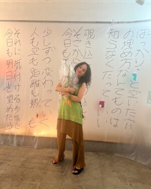 Eru Aoba Instagram - 7日間、延べ400人強のご来場、誠に有難うございました。

そしてそして、詩集が完売しました。🥲✨✨
本当に嬉しい。どうしようもなく嬉しいです。

今回の展示に合わせて製作した「日ビのす き　ま」は
わたしの根っこのようなものでタイトルの通り
日々の隙間で書き溜めた詩になる前の言葉をそのまま
集約したものでお守りのような気持ちで作りました。

最後には朗読が聴ける限定QRコードも。😘

いろんな詩人がいる中で、
わたしは自分の為に詩を書いています。
忘れたくない感情を書き留める、メモのようなものです。

わたしにとって展示を行うことは感情の吐露です。

普段当たり前に使っている言葉の持つエネルギーに
ざぶんっと潜り込みたい気持ちでやっています。

熱すぎて浸かれない展示や深すぎて息がしづらい展示、
今後行う中で色んなものに出逢えると思うとワクドキ〜！！

詩に興味のなかった友人たちからもらった感想や
言葉を仕事にしている友人や初めましての方からの感想が
特に今回わたしが展示をした上で嬉しくて嬉しくて
ああ〜〜これだから言葉は面白いなーーーとなりました。
ありがとありがと。さんきゅーさんきゅー。

無事に完走できてホッとしたのも束の間、
次の8月末から始まる展示に向けて切り替えねば〜ー！
ちょっと語彙力カスになってるので
書きたい感想が1%しか書けてませんがokok

やま！いぶ！ありがとう！一緒にできてハッピーい！
笹嶋さん、そして、ななこ！
たくさん助けてくれて、ありがとう！

あ〜！ありがとありがと！感謝感謝！
言葉じゃ伝えきれないから念を送ります。
今夜は夢で会おう😉

#えるのふく🥟 で #pr
#bibiy #desigual