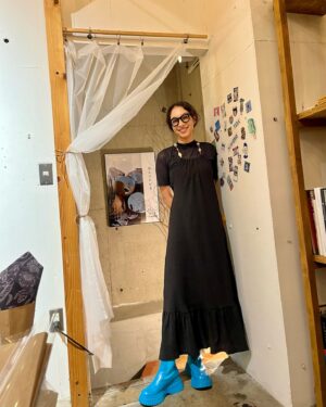 Eru Aoba Instagram - 7日間、延べ400人強のご来場、誠に有難うございました。

そしてそして、詩集が完売しました。🥲✨✨
本当に嬉しい。どうしようもなく嬉しいです。

今回の展示に合わせて製作した「日ビのす き　ま」は
わたしの根っこのようなものでタイトルの通り
日々の隙間で書き溜めた詩になる前の言葉をそのまま
集約したものでお守りのような気持ちで作りました。

最後には朗読が聴ける限定QRコードも。😘

いろんな詩人がいる中で、
わたしは自分の為に詩を書いています。
忘れたくない感情を書き留める、メモのようなものです。

わたしにとって展示を行うことは感情の吐露です。

普段当たり前に使っている言葉の持つエネルギーに
ざぶんっと潜り込みたい気持ちでやっています。

熱すぎて浸かれない展示や深すぎて息がしづらい展示、
今後行う中で色んなものに出逢えると思うとワクドキ〜！！

詩に興味のなかった友人たちからもらった感想や
言葉を仕事にしている友人や初めましての方からの感想が
特に今回わたしが展示をした上で嬉しくて嬉しくて
ああ〜〜これだから言葉は面白いなーーーとなりました。
ありがとありがと。さんきゅーさんきゅー。

無事に完走できてホッとしたのも束の間、
次の8月末から始まる展示に向けて切り替えねば〜ー！
ちょっと語彙力カスになってるので
書きたい感想が1%しか書けてませんがokok

やま！いぶ！ありがとう！一緒にできてハッピーい！
笹嶋さん、そして、ななこ！
たくさん助けてくれて、ありがとう！

あ〜！ありがとありがと！感謝感謝！
言葉じゃ伝えきれないから念を送ります。
今夜は夢で会おう😉

#えるのふく🥟 で #pr
#bibiy #desigual