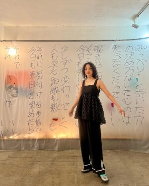 Eru Aoba Instagram - Day2〜4 ありがとうございました。
残り3日、よろしくお願いします！

今日一番印象的だったのは、ふらっと立ち寄ってくれた方が
この言葉に救われました。写真撮っちゃいました。
って最後に声を掛けてくれたことがなんとも言えなくて。
嬉しいんだけど、嬉しいってより、ありがとうで
ありがとうってより、ただ、うん。って頷きたくなった。

わたしはわたしが転んだ時に
いつでもこの足で立ち上がれるように
わたしがわたしを忘れてしまわないように
書き留めているだけで
あなたの背中を押すつもりも
救うつもりも誰の為でも無いのに
ないのに、
だらんと泳いでいた手を掬い取られたような、
それを
分かるか分からないかくらいの強度で握られて
同じ海の中で瞬きをするより早く手を合わせているよう
な　感じ　で　それが全然イヤではなくって、
むしろ心地がよくっ　て

うーん、うーーん
感じるものが多すぎて言葉へ辿り着けないや

うんうんうん！

救われた、の一言にたぶんわたしも救われています
わたしも、あなたも、だいじょうぶ
なぜなら、言葉を受け取る力があるから
🤝

#えるのふく🥟 で #pr #hiand