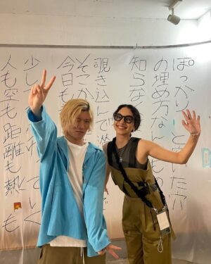 Eru Aoba Instagram - Day2〜4 ありがとうございました。
残り3日、よろしくお願いします！

今日一番印象的だったのは、ふらっと立ち寄ってくれた方が
この言葉に救われました。写真撮っちゃいました。
って最後に声を掛けてくれたことがなんとも言えなくて。
嬉しいんだけど、嬉しいってより、ありがとうで
ありがとうってより、ただ、うん。って頷きたくなった。

わたしはわたしが転んだ時に
いつでもこの足で立ち上がれるように
わたしがわたしを忘れてしまわないように
書き留めているだけで
あなたの背中を押すつもりも
救うつもりも誰の為でも無いのに
ないのに、
だらんと泳いでいた手を掬い取られたような、
それを
分かるか分からないかくらいの強度で握られて
同じ海の中で瞬きをするより早く手を合わせているよう
な　感じ　で　それが全然イヤではなくって、
むしろ心地がよくっ　て

うーん、うーーん
感じるものが多すぎて言葉へ辿り着けないや

うんうんうん！

救われた、の一言にたぶんわたしも救われています
わたしも、あなたも、だいじょうぶ
なぜなら、言葉を受け取る力があるから
🤝

#えるのふく🥟 で #pr #hiand