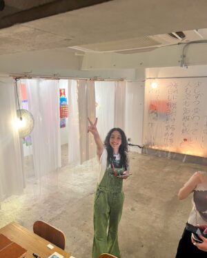 Eru Aoba Instagram - Day2〜4 ありがとうございました。
残り3日、よろしくお願いします！

今日一番印象的だったのは、ふらっと立ち寄ってくれた方が
この言葉に救われました。写真撮っちゃいました。
って最後に声を掛けてくれたことがなんとも言えなくて。
嬉しいんだけど、嬉しいってより、ありがとうで
ありがとうってより、ただ、うん。って頷きたくなった。

わたしはわたしが転んだ時に
いつでもこの足で立ち上がれるように
わたしがわたしを忘れてしまわないように
書き留めているだけで
あなたの背中を押すつもりも
救うつもりも誰の為でも無いのに
ないのに、
だらんと泳いでいた手を掬い取られたような、
それを
分かるか分からないかくらいの強度で握られて
同じ海の中で瞬きをするより早く手を合わせているよう
な　感じ　で　それが全然イヤではなくって、
むしろ心地がよくっ　て

うーん、うーーん
感じるものが多すぎて言葉へ辿り着けないや

うんうんうん！

救われた、の一言にたぶんわたしも救われています
わたしも、あなたも、だいじょうぶ
なぜなら、言葉を受け取る力があるから
🤝

#えるのふく🥟 で #pr #hiand