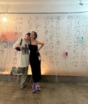 Eru Aoba Instagram - 「日々のヒビき」初日ありがとうございました🥚🌱

今回は @_euzeen にてお洋服拝借いたしました。
(ワンピースではなく実はセパレート🫶)
足元は @camper_japan のブーツ👢🐬🩷

入ってすぐ目に飛び込むメインの刺繍は
モデル仲間であり友人の @haniel.8 が縫ってくれました。
わたしはボタンも縫い付けられない裁縫ダメ人間なので、
彼女無しでは今回の展示を無事にスタートすることは出来ていません。つまり一生足向けて寝られません。ええ。

入って右手には初めてトライした短歌を8点。
願いを込めて短冊風に製作したこちらはサイズ、デザイン違いで二種ずつありますが、それぞれ一点ものとして販売もしております。
写真のものは「黄ばみ」、「終焉」、「せんそう」という作品です。
その他は会場の作品リストでチェックしてみてください📝

左奥には今回の展示に合わせて製作した詩集のブースを。
右上から、しりとりになっているので辿ってみてください。
詩集の最後のページには朗読が聴けるQRコードも🔐

グッズはライター、ステッカー、今回参加してもらっているやまだよしたかとのコラボポストカード、詩集と写真詩集。

それぞれ、ぜひお近くで見ていただきたいので、
引き続き18日まで何卒宜しくお願い致します。💐