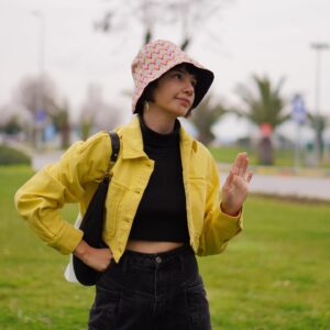 Esengül Yılmaz Instagram - Sari sari kimin yarı şarkısı bir tek benim içimden geçmiyor di mi dostlar?