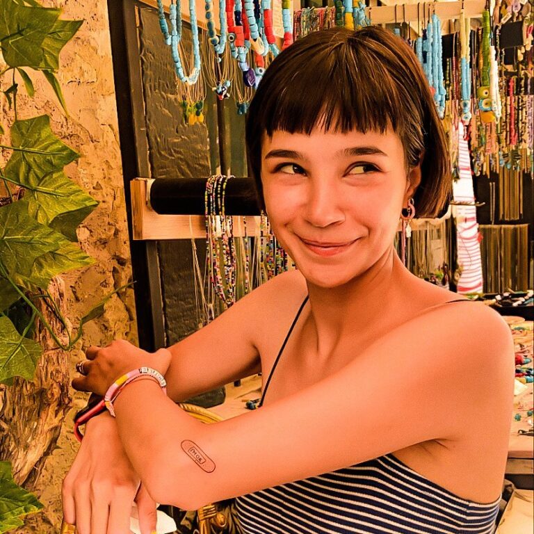Actress Esengül Yılmaz HD Instagram Photos and Wallpapers August 2021