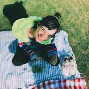 Esengül Yılmaz Instagram - Mükemmel bir günü özetlemek isterim. (Öncelikle bütün bu fotoğraflar dışında hep maskeliydim.Fotoğraflar sırasında da etrafta kimsecikler yoktu☺️) Serkan’la sabah yürüyüşü yapıldı.
İşlerin bir kısmı yetişti bir kısmı beklemede☺️
En son 8 Mart’ta görüştüğüm arkadaşlarımın bir kısmını gördüm.
Yazın ilk eriğini yedim.
1 saatliğine de olsa çimlere ayak bastım ☺️