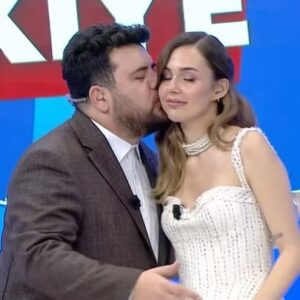 Eser Yenenler Instagram - Cevap Ver Türkiye 30-31 Aralik Cumartesi-Pazar gunu 17.15'te @tv8 'de arka arkaya mukemmel iki bolumle basliyor hazir misiniz?🥹🧿 Survivor yarismacilarini adaya gondermeden son kez bizim programimizda boyle guzel boyle yakisikli goruceksiniz🥲 Inanilmaz eglenceli inanilmaz rekabet iceren bir program olduguna emin olabilirsiniz ayrica sonunda odul vaaaar🕺🏼 Evlerinize misafir olmaya geliyoruz yeni yilda birlikteyiiiz🫶🏼 Herkes nazar boncuklarini kusansin🧿