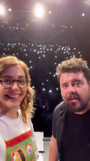 Eser Yenenler Instagram - Istanbul, Izmir, Ankara, Bursa, Adana, Dusseldorf, Rotterdam, Frankfurt ve gitmeye hazirlandigimiz daha bir suru sehir ulke♥️ Cift Terapisi stand up gosterisiyle 30.000'e yakin seyirciyle bulustuk, bulusmaya devam ediyoruz🫡 24 Haziran Fethiye'deyiz🎈Diger tarihler icin gardinizi alin biletlerinizi kusanin🪄 Ustelik ayiptir soylemesi gosteriyi buyuttuk 100 dakika bazi kahkahalar bazi sakalar bazi komiklikler eglenceler taklitler danslar canlandirmalar interaktifler mevcut biletleri kaciranlar aglamasin🫠🧿 @ciftterapisiofficial