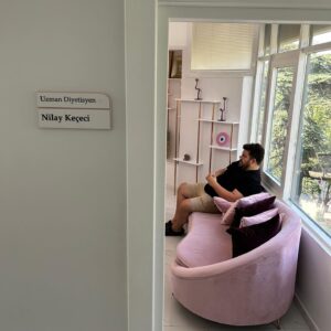 Eser Yenenler Instagram - Bu fotoğrafı da koyalım dönüm noktası olsun. Yeniden başlıyoruz. Bu sefer mentörüm de var. Bu işin en iyilerinden @nilaykececi ile süper sağlıklı bir yola çıktık. 3 ay sözünden çıkmayacağıma söz verdim o da istediğim kiloya indireceğinin sözünü verdi bakalım. Yılmadan yorulmadan mücadeleye devam. Bütün serüveni Eys Tv için çekiyoruz elbette. İhtiyacı olanlara moral motivasyon olsun diye. Sağlıklı yarınlarda görüşürüz. Şişmanlığa vedamızı da yaptık😀😀gazamız mübarek olsun💪🏼💪🏼