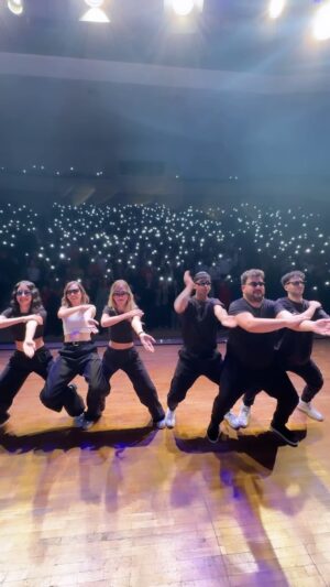 Eser Yenenler Instagram - Cift Terapisi Ankara Turnesi 1000 kisilik bir macarena akımıyla geldik 🤠🎤