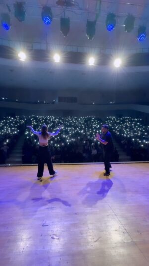 Eser Yenenler Instagram - Cift Terapisi 🫶🏼🧿 Deneyelim diye ciktigimiz yolda binlerce bilet satan bir stand up gosterisinin bas rolu olmamiza hala inanamiyorum♥️ Bizden de onemli bas rol sizsiniz, siz olmasaniz ve bizim kadar eglenmeseniz gulmeseniz biz de olmazdik🥲🥹 Sahnede olmayi, birlikte gulmeyi cok seviyoruz iyi ki bu yola ciktik 🥲 Bulusmaya devam 🫶🏼🧿😎 Komedyen bir cift diyebilir miyiz artik deriz gibi sanki ya🧿