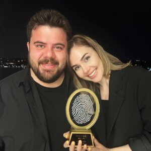 Eser Yenenler Instagram - Yılın İz Bırakan Stand up ödülü🥳🥳
İz bırakıyoruz aşkm yaptığımız işlerle,kurduğumuz aile ile,birbirimizi sevme şeklimizle… Hayatta bırakacağımız daha nice izlere… Olmaz denilen herşeyi yapma cesaretinden dolayı alnından öpüyorum biricik karım❤️❤️ @berfuyenenler