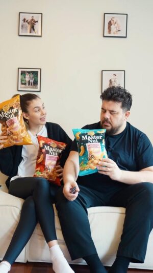 Eser Yenenler Instagram - Film günümüze Gold Harvest Master Nut ile keşke demeden cips keyfi ekliyoruz! Katkısız, koruyucusuz ve fırınlanmış olan bu cipsler, çeşitli vegan seçenekleriyle de diyeti bozmadan sağlıklı atıştırmalıklar arayanlar için biçilmiş kaftan!😍
Ayrıca bizden tam 200 takipçimize Master Nut keşke dedirtmeyen cipslerden hediye! @goldharvest.tr hesabını takip et ve yoruma arkadaşını etiketle! @getir
#GoldHarvest #MasterNut #getir