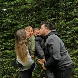 Eser Yenenler Instagram - Geleneksel 23 Nisan Ulusal Egemenlik ve Cocuk Bayrami fotografimiz 🇹🇷 Butun cocuklar hep gulsun kahkahalari hic durmasin bayramimiz kutlu olsun 🫶🏼