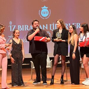 Eser Yenenler Instagram - Yılın İz Bırakan Stand up ödülü🥳🥳
İz bırakıyoruz aşkm yaptığımız işlerle,kurduğumuz aile ile,birbirimizi sevme şeklimizle… Hayatta bırakacağımız daha nice izlere… Olmaz denilen herşeyi yapma cesaretinden dolayı alnından öpüyorum biricik karım❤️❤️ @berfuyenenler