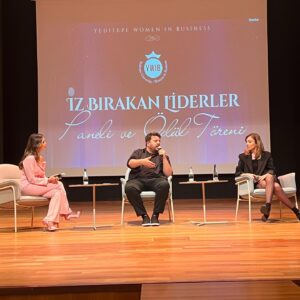 Eser Yenenler Instagram - Yılın İz Bırakan Stand up ödülü🥳🥳
İz bırakıyoruz aşkm yaptığımız işlerle,kurduğumuz aile ile,birbirimizi sevme şeklimizle… Hayatta bırakacağımız daha nice izlere… Olmaz denilen herşeyi yapma cesaretinden dolayı alnından öpüyorum biricik karım❤️❤️ @berfuyenenler