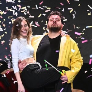 Eser Yenenler Instagram - Dun bizim icin bir ruya gercek oldu♥️🧿 Gosterimizin birinci senesinde Bostanci Gosteri Merkezi'nde 2000 kisiye sold out stand up yaptik ve kahkahalariniz hala kulaklarimizda çınlıyor 🥹 Nice birlikte kahkahalara iyi ki geldiniz siz olmasaniz biz de sahnede olamazdik🧿 Yola devam 🫶🏼 Bi sonraki gosteride bulusur muyuz ne diyorsunuz🤝🏼