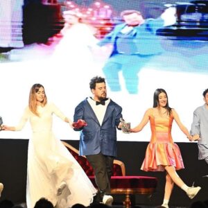 Eser Yenenler Instagram - Dun bizim icin bir ruya gercek oldu♥️🧿 Gosterimizin birinci senesinde Bostanci Gosteri Merkezi'nde 2000 kisiye sold out stand up yaptik ve kahkahalariniz hala kulaklarimizda çınlıyor 🥹 Nice birlikte kahkahalara iyi ki geldiniz siz olmasaniz biz de sahnede olamazdik🧿 Yola devam 🫶🏼 Bi sonraki gosteride bulusur muyuz ne diyorsunuz🤝🏼