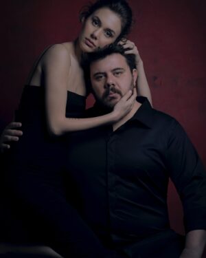 Eser Yenenler Instagram - İyi ki doğmuş benim karıcıımmm… iyi ki doğmuş bana,bizi öğreten kadın…iyi ki doğmuş bizi aile yapan kadın…iyi ki doğmuş bana bu dünyada tamamlanma hissini yaşatan eşsiz karımmm.. iyi ki sen iyi ki biz🌹❤️