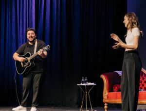 Eser Yenenler Instagram - Uzun uzun yazabilirim anlatabilirim ama gercekten duygularimin tam karsiligini ifade edebilicek bi kelime yok sanirim... Yapamazsiniz, olmaz, gerek yok, ne alaka? diyen herkese inat yaptik ve cok iyi oldu cok da guzel oldu bsbahsj 'Cift Terapisi' 1 yasinda✨ Bir senedir salonlari dolduran tasiran bizimle birlikte gulen tum seyircimize sonsuz tesekkur be 🫶🏼 Birlikte gulmeye devam🫡
