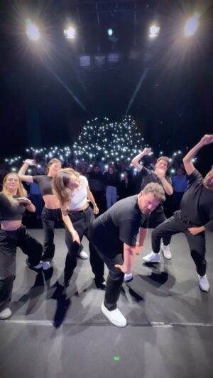 Eser Yenenler Instagram - Çift Terapisi İstanbul seyircisiyle cektigimiz akıma bakar misiniz 🎤♥️ akımın en iyisi diyebiliriz gibi🤝🏼