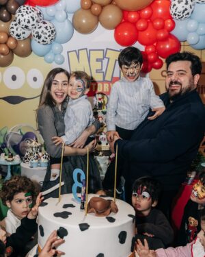 Eser Yenenler Instagram - Benim canım Metitom 3 yaşında. Duruşu, bakışı ,tavırlarıyla gerçek anlamda evimizin reisi, nice yaşların olsun seni çok seviyorum🌹❤️🔥