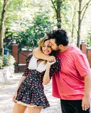 Eser Yenenler Instagram - İyi ki doğmuş benim karıcıımmm… iyi ki doğmuş bana,bizi öğreten kadın…iyi ki doğmuş bizi aile yapan kadın…iyi ki doğmuş bana bu dünyada tamamlanma hissini yaşatan eşsiz karımmm.. iyi ki sen iyi ki biz🌹❤️
