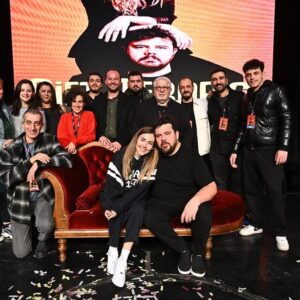 Eser Yenenler Instagram - Dun bizim icin bir ruya gercek oldu♥️🧿 Gosterimizin birinci senesinde Bostanci Gosteri Merkezi'nde 2000 kisiye sold out stand up yaptik ve kahkahalariniz hala kulaklarimizda çınlıyor 🥹 Nice birlikte kahkahalara iyi ki geldiniz siz olmasaniz biz de sahnede olamazdik🧿 Yola devam 🫶🏼 Bi sonraki gosteride bulusur muyuz ne diyorsunuz🤝🏼