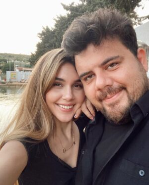 Eser Yenenler Instagram - İyi ki doğmuş benim karıcıımmm… iyi ki doğmuş bana,bizi öğreten kadın…iyi ki doğmuş bizi aile yapan kadın…iyi ki doğmuş bana bu dünyada tamamlanma hissini yaşatan eşsiz karımmm.. iyi ki sen iyi ki biz🌹❤️