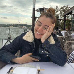 Eser Yenenler Instagram - 4 yıldır bu güzelliği görmeden bir gün bile geçirmedim  ve hala doyamadım gurban olduğuma❤️❤️ 9.6.19-9.6.2023🥳🥳