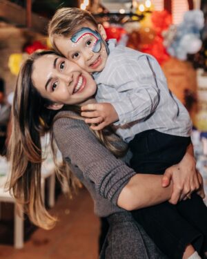 Eser Yenenler Instagram - Benim canım Metitom 3 yaşında. Duruşu, bakışı ,tavırlarıyla gerçek anlamda evimizin reisi, nice yaşların olsun seni çok seviyorum🌹❤️🔥