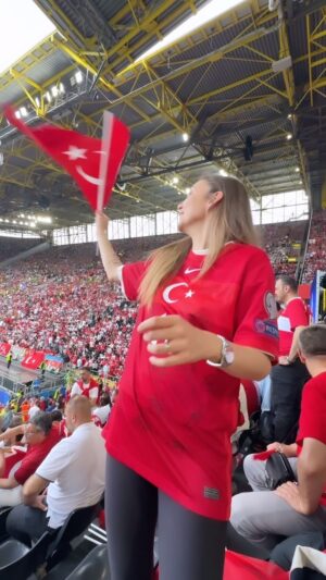 Eser Yenenler Instagram - ♥️🇹🇷 @trendyolcom #FutbolunKalbinde #Euro2024 #işbirliği