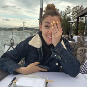Eser Yenenler Instagram - 4 yıldır bu güzelliği görmeden bir gün bile geçirmedim  ve hala doyamadım gurban olduğuma❤️❤️ 9.6.19-9.6.2023🥳🥳