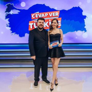 Eser Yenenler Instagram - Hazır mıyız? 🥹🧿 Heyecandan kalbimiz pır pır geliyoruz ✨🫶🏼 @tv8 @cevapverturkiye