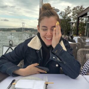 Eser Yenenler Instagram - 4 yıldır bu güzelliği görmeden bir gün bile geçirmedim  ve hala doyamadım gurban olduğuma❤️❤️ 9.6.19-9.6.2023🥳🥳