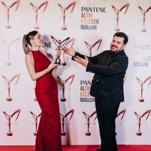 Eser Yenenler Instagram - Yetenek desen var, çalışkanlık desen var, güzellik desen var ne kadar gurur duysam az kalır. Tebrikler karıcııım daha nicelerine🌹❤️