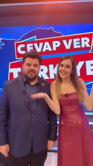 Eser Yenenler Instagram - Eser Yenenler diyince akla gelen ilk şey ......'dır🤔 Herkes baş harflerini hazırlasın 🤝🏼 Baş harfler bizden cevaplar sizden 🫶🏼 @tv8 'de 17.15'te🫶🏼